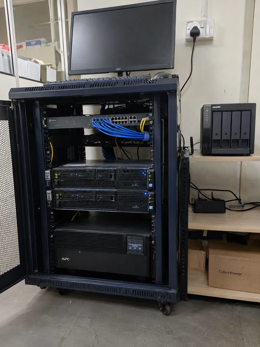 Servers & backup — illustrative service scene